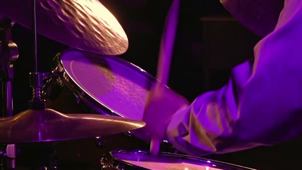 Bubeník hraje na bicí a činely - Záběry, video