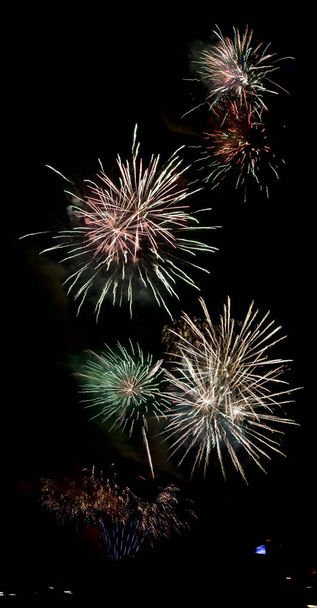 Bellissimi fuochi d'artificio esplodono
 - Foto, immagini