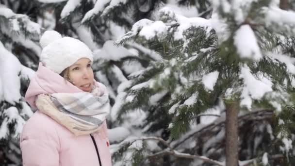 Красива Європейська дівчина любить зимовий ліс, кидати сніг з ялини повільний рух - Кадри, відео