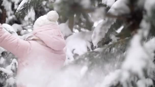 Веселая активная девушка наслаждается танцами в зимнем лесу среди елок замедленного движения
 - Кадры, видео