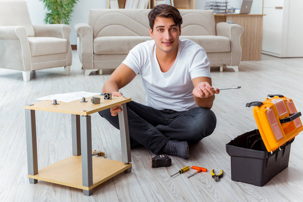 Homme assemblant des meubles à la maison - Photo, image