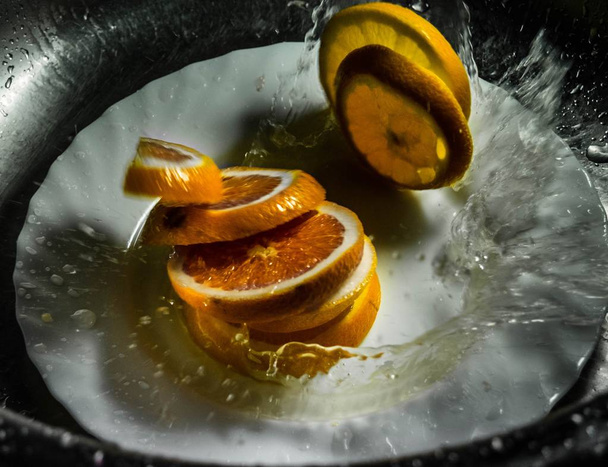 The water spray from the fall of lemons and oranges - Fotografie, Obrázek