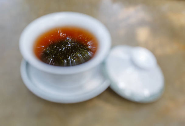 Chá de tigela coberta com reflexo de árvore
 - Foto, Imagem