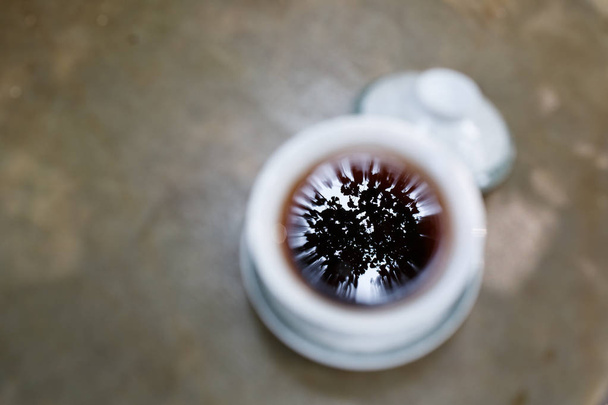 Καλύπτονται-μπολ τσάι με δέντρο αντανάκλαση - Φωτογραφία, εικόνα