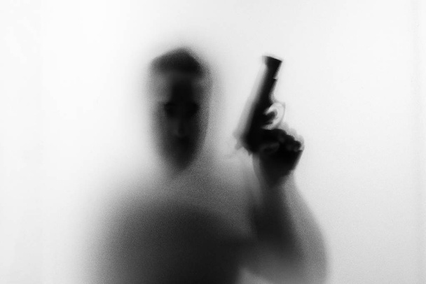Sombra del asesino del hombre del horror con un arma en su mano.Hombre peligroso
 - Foto, imagen