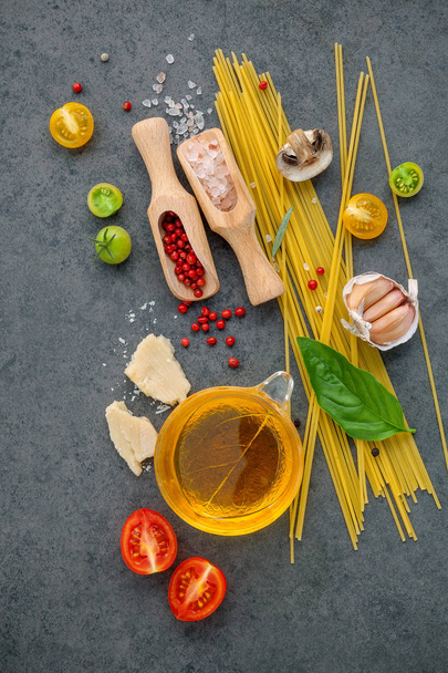 italienisches Ernährungskonzept. Spaghetti mit Zutaten süßes Basilikum, um - Foto, Bild