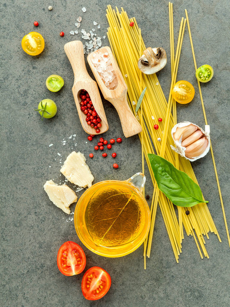 イタリア料理のコンセプトです。成分甘いバジル、スパゲッティに - 写真・画像