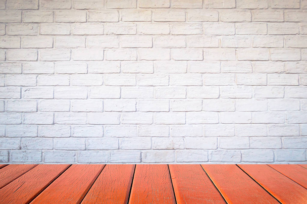 Lege houten tafel boven- en baksteen achtergrond met kopie ruimte. - Foto, afbeelding