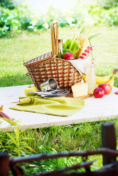 Picnic Wattled Basket Setting Food Drink Summer - Foto, immagini