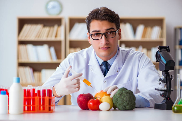 Γιατρός άνθρωπος ελέγχει τα φρούτα και τα λαχανικά - Φωτογραφία, εικόνα