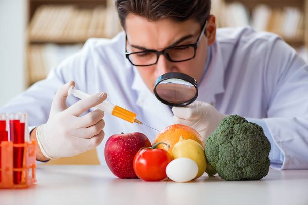 Hombre médico revisando las frutas y verduras - Foto, Imagen