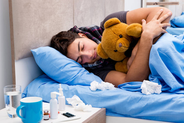 Kranker kranker Mann im Bett nimmt Medikamente und Medikamente - Foto, Bild