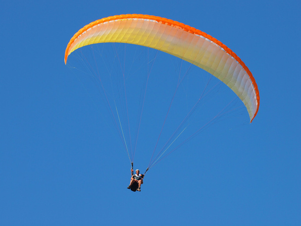 Paraquedas em tandem no céu azul
 - Foto, Imagem