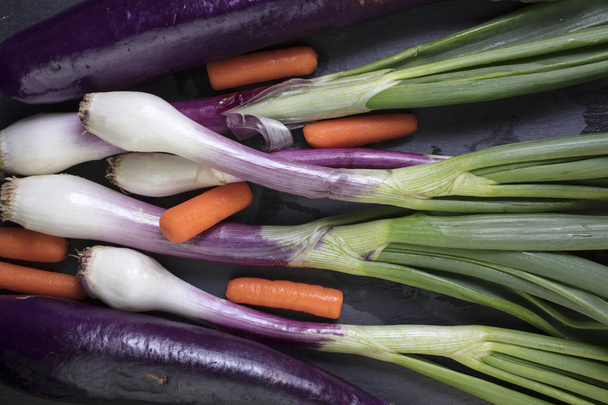 Oignons verts, carottes, aubergines japonaises et courgettes bouquet toge
 - Photo, image