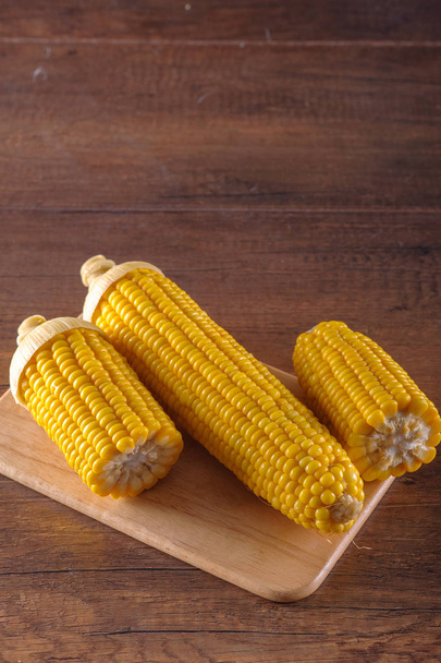 gekookte maïs op gesneden bord - Foto, afbeelding