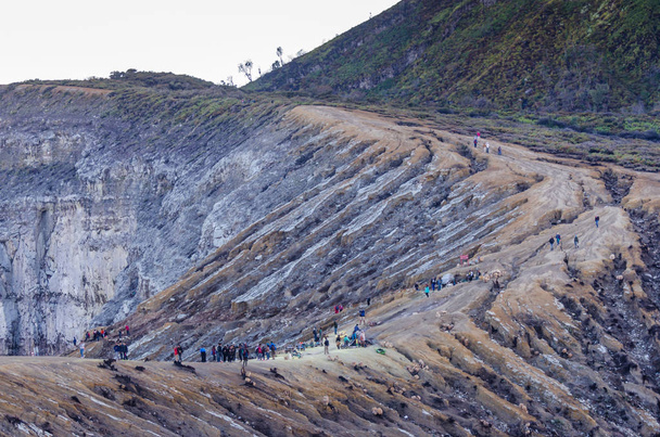 viele Touristen bei Vulkanausbruch - Foto, Bild