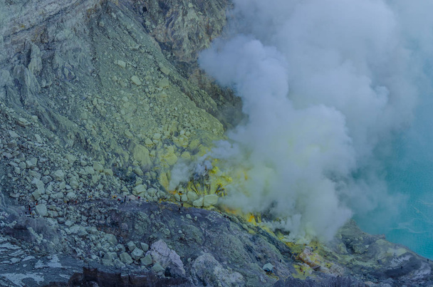 Rauchender Vulkan mit Schwefel - Foto, Bild