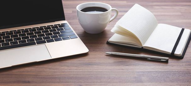 Escritorio de oficina con portátil y taza de café
 - Foto, imagen