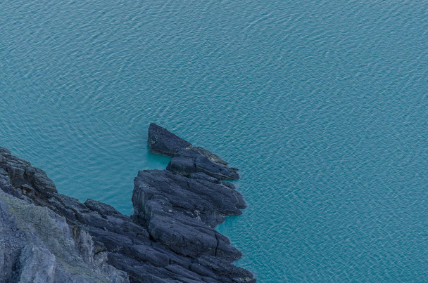 vlny jezera s kameny - Fotografie, Obrázek