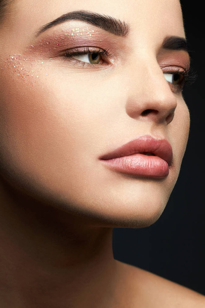 Maquiagem de beleza com sombras de olho de glitter
 - Foto, Imagem