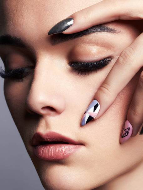 Vrouw gezicht met manicure nagels - Foto, afbeelding