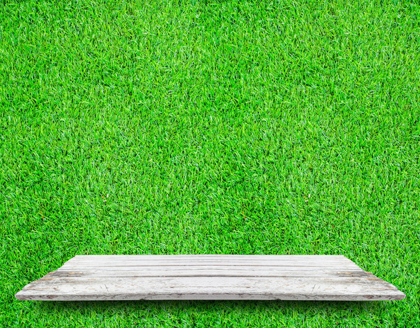 Prateleiras de madeira branca macia com plantas verdes frescas pequenas e fundo de tijolo
 - Foto, Imagem