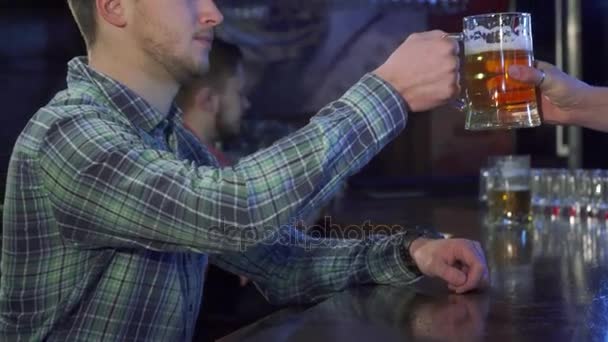 Férfi italok sör a pub - Felvétel, videó