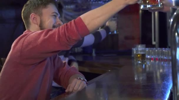 El hombre prueba la cerveza en el pub
 - Imágenes, Vídeo