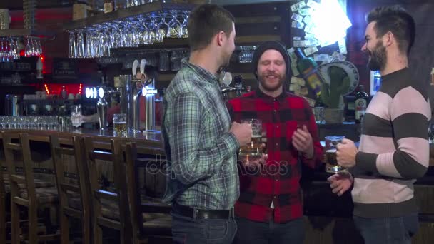 Φίλοι πίνουν μπίρα στο μπαρ - Πλάνα, βίντεο