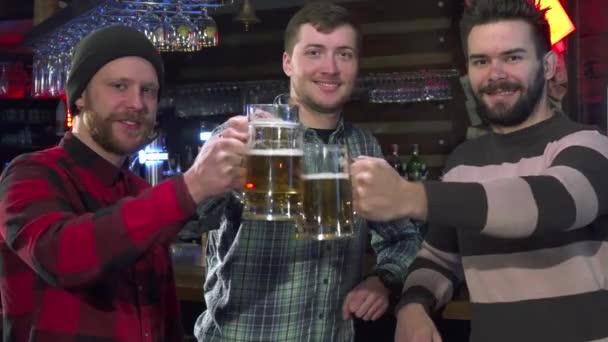 Amigos posan con vasos de cerveza en el pub
 - Imágenes, Vídeo