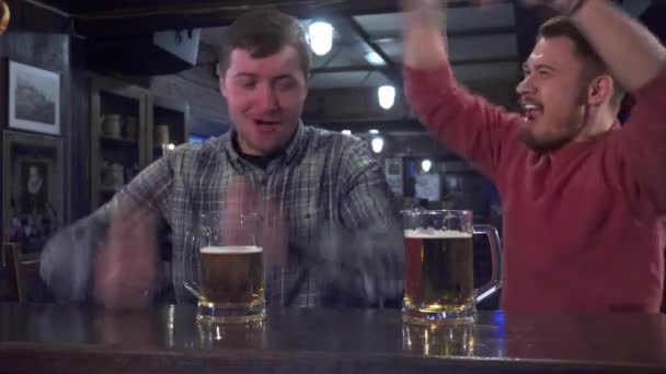 Amigos celebran el éxito de su equipo en el pub
 - Metraje, vídeo