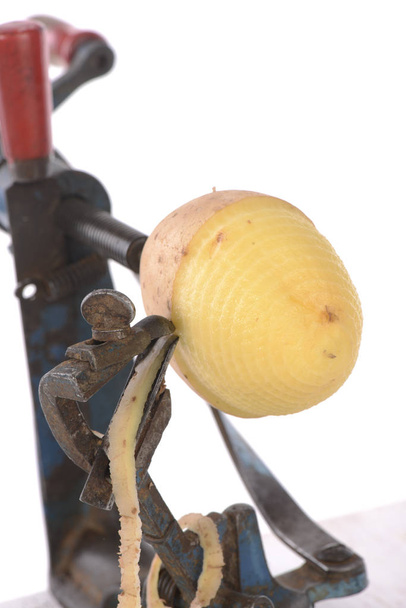 оригинальный старый машинный яблокоочиститель и картофель из металла
 - Фото, изображение