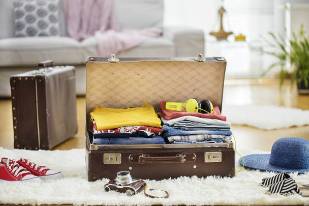 Préparation valise de voyage à la maison - Photo, image