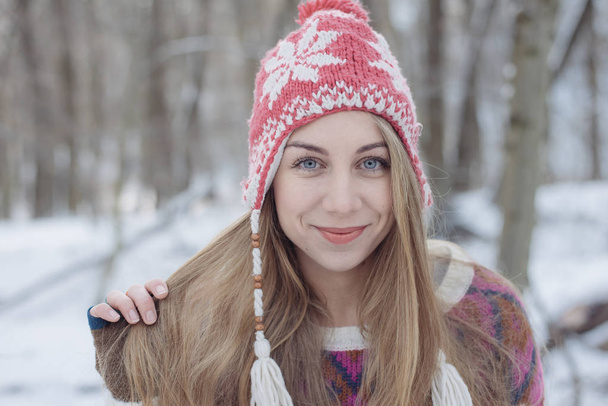 Leuke jonge vrouw portret, winter outdoor ontspanning - Foto, afbeelding