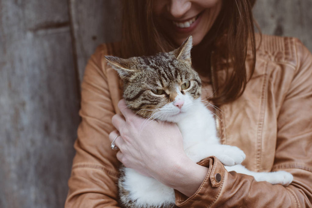 猫と女屋外 - 写真・画像