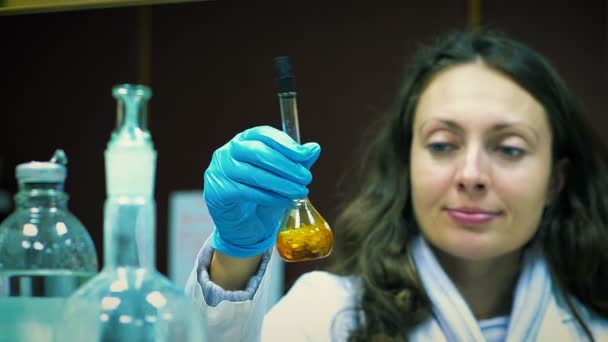 科学者は、実験室の試験管のウイルスの生化学的研究 - 映像、動画