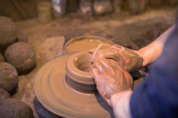 Artesano artista haciendo artesanía, cerámica, escultor de fresco húmedo
  - Foto, imagen
