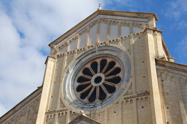 イタリア ヴェローナのサン ・ ゼーノ聖堂のバラ窓、 - 写真・画像