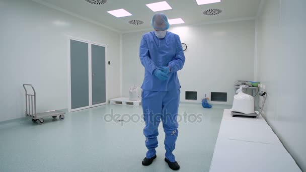 Ένας άνθρωπος που εργάζεται σε ένα καθαρό δωμάτιο, φαρμακευτικός επιχείρηση. Ειδικός σε προστατευτικό ρουχισμό, γάντια, γυαλιά και μάσκα. - Πλάνα, βίντεο