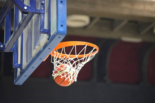 baloncesto entrando en la canasta después de un disparo fresco
 - Foto, imagen