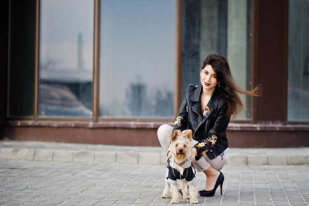 Brunette gypsy girl with yorkshire terrier dog posed against lar - Foto, afbeelding