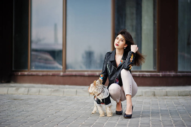Brunette gypsy girl with yorkshire terrier dog posed against lar - Foto, immagini