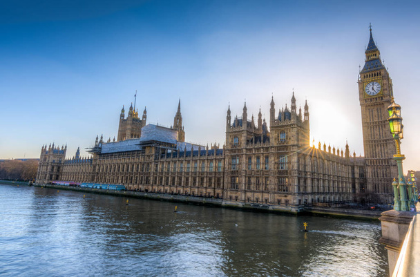 Big Ben et les Chambres du Parlement à Londres
 - Photo, image