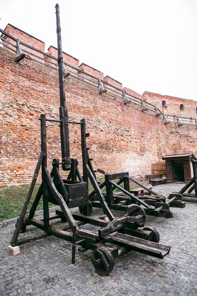 catapulte antique sur un fond le mur de la forteresse
 - Photo, image