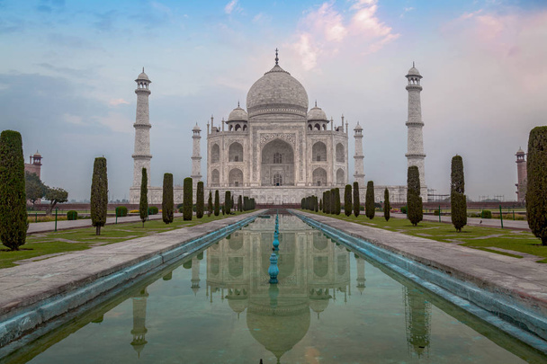 Taj Mahal - Maailman perintökohde Agra Intiassa auringonnousun aikaan
.  - Valokuva, kuva