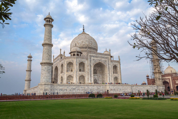 Taj Mahal - Unesco Dünya Mirası Agra Hindistan Yamuna Nehri'nin kıyısında yerleşik bir beyaz mermer anıt mezar olduğunu.. - Fotoğraf, Görsel