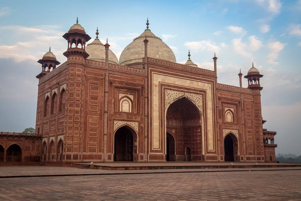 Taj Mahal east gate znak architektury Mogołów w Indiach. - Zdjęcie, obraz