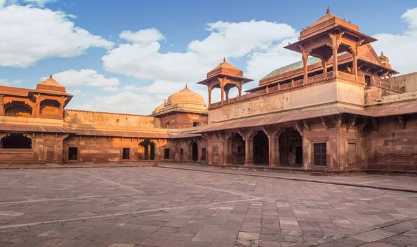 Belső vegyület, a királyi palota és a Fort-on Fatehpur Sikri. Vörös homokkő fal Fatehpur Sikri. Fatehpur Sikri showcases India Mogul. - Fotó, kép
