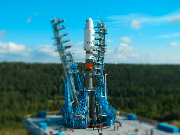 διαστημικό πύραυλο στην έναρξη πλατφόρμας - Φωτογραφία, εικόνα