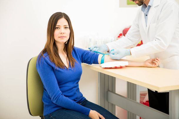 Zenuwachtige patiënt krijgt een bloedonderzoek - Foto, afbeelding
